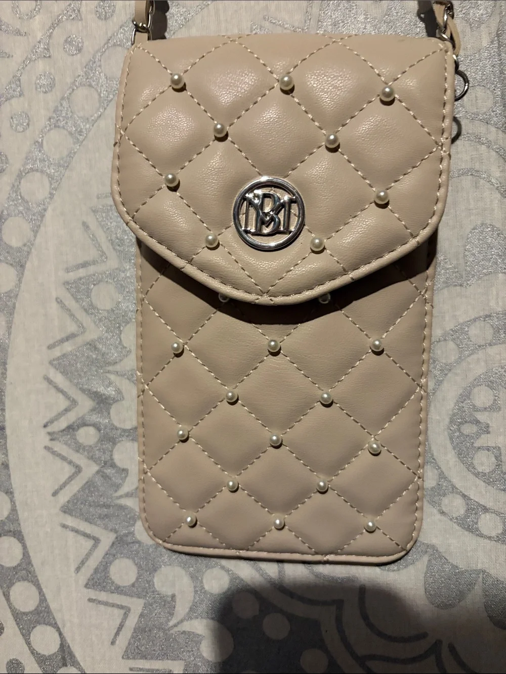 Studio Badgley Mischka Pearl Embellished Quilted Phone Crossbody – Beige/Cream